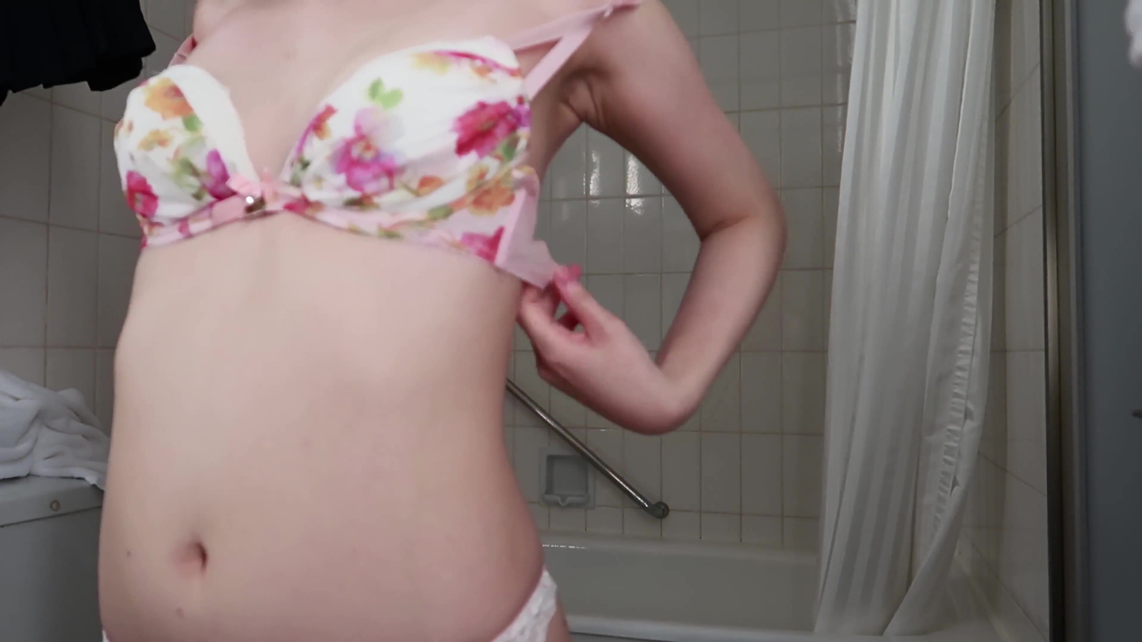 FC2-PPV-4524042 [One Coin Sale 500pt] Mouth pussy service play in a closed  room / defenseless!